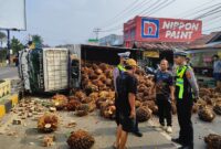 Polisi saat meminta informasi kepada saksi di lokasi tergulingnya truk di Jalan Ir. Juand Jalur Dua Pekon Terbaya, Kota Agung, Tanggamus, Jumat 7 Agustus 2026 | Dok. Humas Polres Tanggamus.