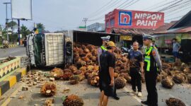 Polisi saat meminta informasi kepada saksi di lokasi tergulingnya truk di Jalan Ir. Juand Jalur Dua Pekon Terbaya, Kota Agung, Tanggamus, Jumat 7 Agustus 2026 | Dok. Humas Polres Tanggamus.