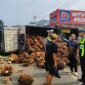 Polisi saat meminta informasi kepada saksi di lokasi tergulingnya truk di Jalan Ir. Juand Jalur Dua Pekon Terbaya, Kota Agung, Tanggamus, Jumat 7 Agustus 2026 | Dok. Humas Polres Tanggamus.
