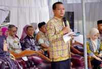 Bupati Pringsewu Riyanto Pamungkas saat memberikan sambutan dalam kegiatan ngopi serasi di halaman Masjid Nurul Huda, Pekon Persiapan Kresnomulyo Barat, Jumat 7 Agustus 2026.