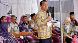 Bupati Pringsewu Riyanto Pamungkas saat memberikan sambutan dalam kegiatan ngopi serasi di halaman Masjid Nurul Huda, Pekon Persiapan Kresnomulyo Barat, Jumat 7 Agustus 2026.