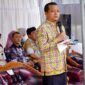 Bupati Pringsewu Riyanto Pamungkas saat memberikan sambutan dalam kegiatan ngopi serasi di halaman Masjid Nurul Huda, Pekon Persiapan Kresnomulyo Barat, Jumat 7 Agustus 2026.