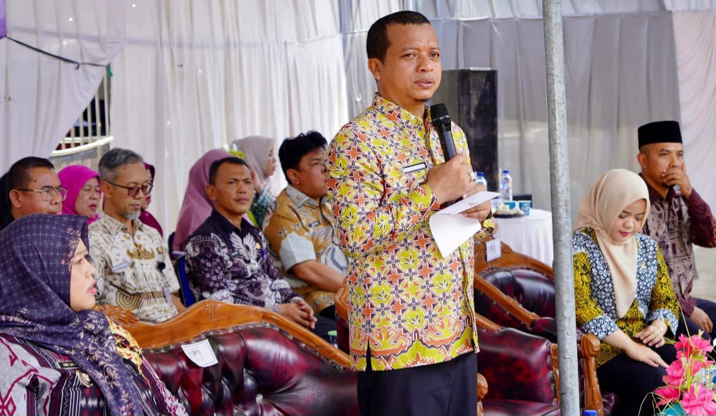 Bupati Pringsewu Riyanto Pamungkas saat memberikan sambutan dalam kegiatan ngopi serasi di halaman Masjid Nurul Huda, Pekon Persiapan Kresnomulyo Barat, Jumat 7 Agustus 2026.