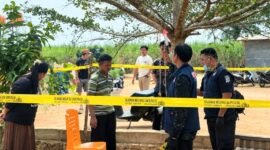 Polisi saat melakukan identifikasi dan meminta informasi kepada para saksi di Desa Cempaka Timur, Sungkai Jaya, Lampung Utara | Jumat 6 Agustus 2026 | Dok. Polres Lampung Utara.