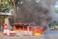 Detik-detik api melalap warung kuliner kaki lima di Taman Gotong Royong PU Prosida, Kelurahan Bandar Jaya Barat, Kecamatan Terbanggi Besar, Kabupaten Lampung Tengah, Sabtu 8 Agustus 2026 | ist/Media Prioritastv.com.