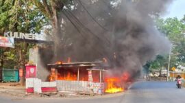 Detik-detik api melalap warung kuliner kaki lima di Taman Gotong Royong PU Prosida, Kelurahan Bandar Jaya Barat, Kecamatan Terbanggi Besar, Kabupaten Lampung Tengah, Sabtu 8 Agustus 2026 | ist/Media Prioritastv.com.