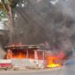 Detik-detik api melalap warung kuliner kaki lima di Taman Gotong Royong PU Prosida, Kelurahan Bandar Jaya Barat, Kecamatan Terbanggi Besar, Kabupaten Lampung Tengah, Sabtu 8 Agustus 2026 | ist/Media Prioritastv.com.