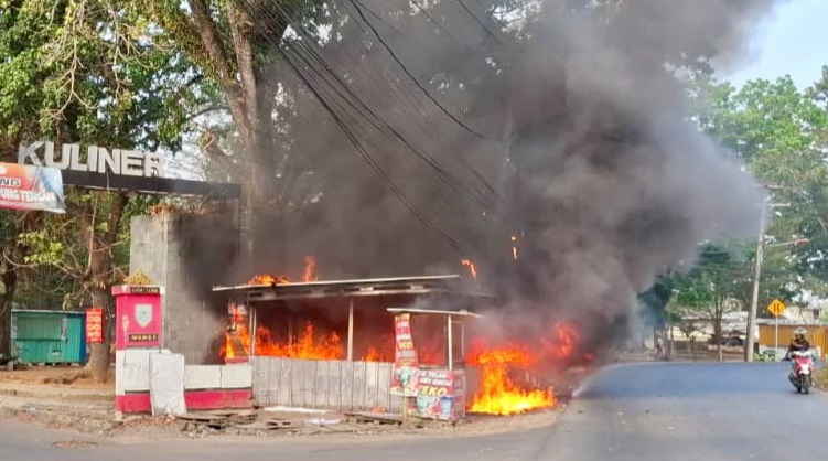 Detik-detik api melalap warung kuliner kaki lima di Taman Gotong Royong PU Prosida, Kelurahan Bandar Jaya Barat, Kecamatan Terbanggi Besar, Kabupaten Lampung Tengah, Sabtu 8 Agustus 2026 | ist/Media Prioritastv.com.