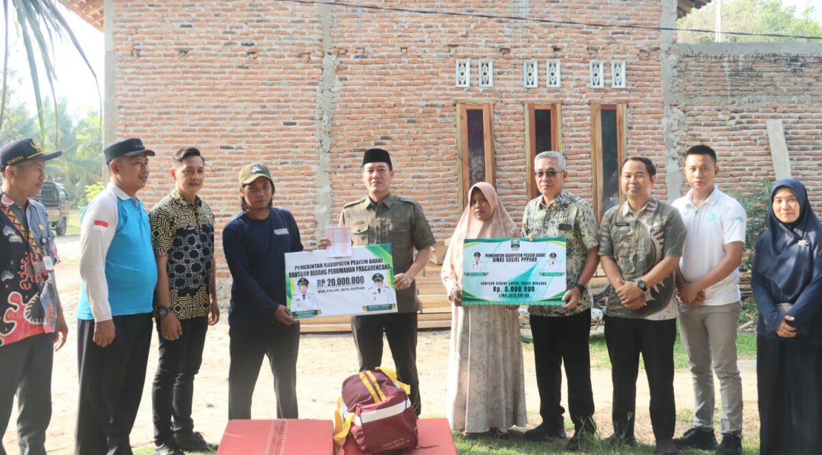 Bupati Pesisir Barat, Dedi Irawan saat enyerahah bantuan kepada warga terdampak musibah kebakaran, Jumat 7 Agustus 2026 | Dok. Pemkab Pesibar.