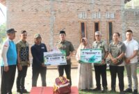 Bupati Pesisir Barat, Dedi Irawan saat enyerahah bantuan kepada warga terdampak musibah kebakaran, Jumat 7 Agustus 2026 | Dok. Pemkab Pesibar.
