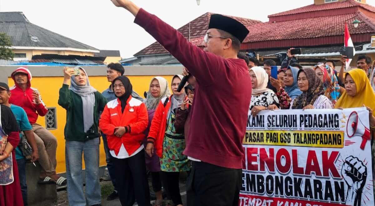 Kadis Koperindag Tanggamus Andi Dermawan saat menyampaikan memberikan penyampaikan kepada pedagang GSG Talang Padang, Sabtu 8 Agustus 2026 | ist/Media Priotastv.com.