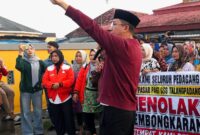 Kadis Koperindag Tanggamus Andi Dermawan saat menyampaikan memberikan penyampaikan kepada pedagang GSG Talang Padang, Sabtu 8 Agustus 2026 | ist/Media Priotastv.com.