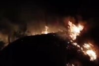 Kebakaran lahan yang disebut terjadi di Tanjakan Gayau, Bulok, Tanggamus, Sabtu 8 Agustus 2026, malam | Dok.Tangkapan Layar Video.