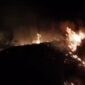 Kebakaran lahan yang disebut terjadi di Tanjakan Gayau, Bulok, Tanggamus, Sabtu 8 Agustus 2026, malam | Dok.Tangkapan Layar Video.