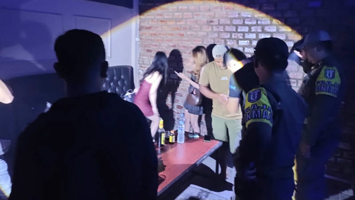 Razia tempat hiburan malam di Pringsewu dan polisi mengamankan dua kendaraan di parkiran setempat, Sabtu 8 Agustus 2026, malam | Dok. Humas Polres Pringsewu.