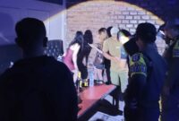 Razia tempat hiburan malam di Pringsewu dan polisi mengamankan dua kendaraan di parkiran setempat, Sabtu 8 Agustus 2026, malam | Dok. Humas Polres Pringsewu.