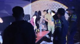 Razia tempat hiburan malam di Pringsewu dan polisi mengamankan dua kendaraan di parkiran setempat, Sabtu 8 Agustus 2026, malam | Dok. Humas Polres Pringsewu.