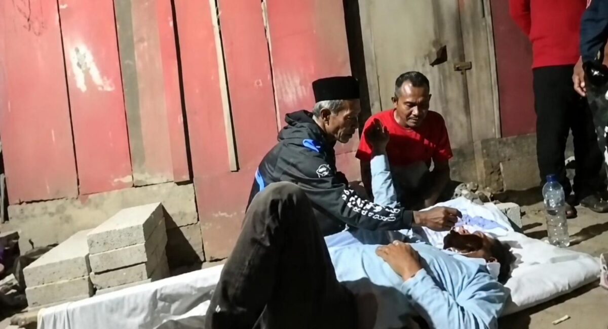 Salah satu korban selamat yang mendapatkan perawatan warga sebelum dibawa ke pelayanan medis usai kecelakaan di Tanjakan Cuaca, Lampung Barat, Senin 10 Agustus 2026 | Dok..Tangkapan Layar Video.