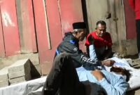 Salah satu korban selamat yang mendapatkan perawatan warga sebelum dibawa ke pelayanan medis usai kecelakaan di Tanjakan Cuaca, Lampung Barat, Senin 10 Agustus 2026 | Dok..Tangkapan Layar Video.