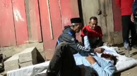 Salah satu korban selamat yang mendapatkan perawatan warga sebelum dibawa ke pelayanan medis usai kecelakaan di Tanjakan Cuaca, Lampung Barat, Senin 10 Agustus 2026 | Dok..Tangkapan Layar Video.