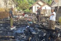 Kakon Kalimiring, Kota Agung Barat Tangamus, Saefullah saat menunjukan titik asal api kebakaran rumah Sayuti, Selasa 11 Agustus 2026 | Herdi/Media Prioritastv.com.