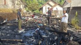 Kakon Kalimiring, Kota Agung Barat Tangamus, Saefullah saat menunjukan titik asal api kebakaran rumah Sayuti, Selasa 11 Agustus 2026 | Herdi/Media Prioritastv.com.