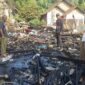 Kakon Kalimiring, Kota Agung Barat Tangamus, Saefullah saat menunjukan titik asal api kebakaran rumah Sayuti, Selasa 11 Agustus 2026 | Herdi/Media Prioritastv.com.