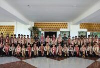 Foto bersama Wabup Pringsewu dan kontingen sebelum pelelasan menuju Jambore Nasional XII di di depan Kantor Bupati Pringsewu, Selasa (11/8/2026) | Dok. Humas Pemkab Pringsewu.