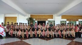 Foto bersama Wabup Pringsewu dan kontingen sebelum pelelasan menuju Jambore Nasional XII di di depan Kantor Bupati Pringsewu, Selasa (11/8/2026) | Dok. Humas Pemkab Pringsewu.