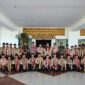 Foto bersama Wabup Pringsewu dan kontingen sebelum pelelasan menuju Jambore Nasional XII di di depan Kantor Bupati Pringsewu, Selasa (11/8/2026) | Dok. Humas Pemkab Pringsewu.