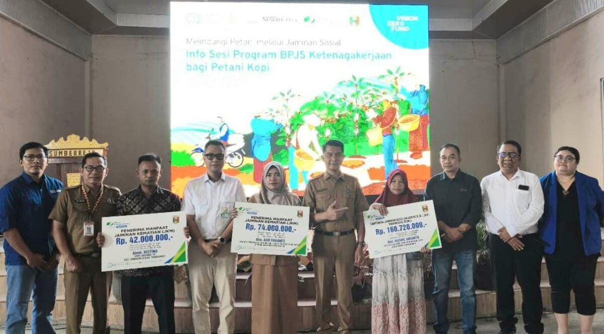 Foto bersama perwakilan ILO dan BPJS Kesejatan serta Pemkab Tanggamus dengan ahli waris penerima santunan di Kecamatan Sumberejo, Selasa 4 Agustus 2026, lalu | Dok. Pemkab Tanggamus.