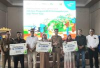 Foto bersama perwakilan ILO dan BPJS Kesejatan serta Pemkab Tanggamus dengan ahli waris penerima santunan di Kecamatan Sumberejo, Selasa 4 Agustus 2026, lalu | Dok. Pemkab Tanggamus.