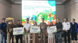 Foto bersama perwakilan ILO dan BPJS Kesejatan serta Pemkab Tanggamus dengan ahli waris penerima santunan di Kecamatan Sumberejo, Selasa 4 Agustus 2026, lalu | Dok. Pemkab Tanggamus.