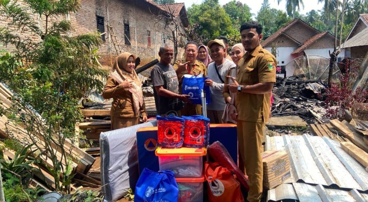 Penyerahan bantuan Pemkab Tanggamus kepada Sayuti, korban kebakaran di Pekon Kalimiring, Kota Agung Barat, Selasa 11 Agustus 2026 | Herdi/Media Prioritastv.com.