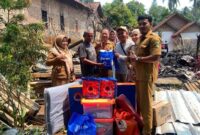 Penyerahan bantuan Pemkab Tanggamus kepada Sayuti, korban kebakaran di Pekon Kalimiring, Kota Agung Barat, Selasa 11 Agustus 2026 | Herdi/Media Prioritastv.com.