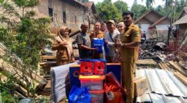 Penyerahan bantuan Pemkab Tanggamus kepada Sayuti, korban kebakaran di Pekon Kalimiring, Kota Agung Barat, Selasa 11 Agustus 2026 | Herdi/Media Prioritastv.com.