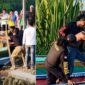 Kolase foto saat Abu Rohman dibawa petugas turun dari perahu di perairan Sungai Ceper, OKI, Sumsel, Selasa 11 Agustus 2026 | ist/Media Prioritastv.com.