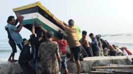 Nelayan saat bergotong royong mengevakuasi perahu yang rusak diterjang gelombang tinggi, Rabu 12 Agustus 2026 | Herdi/Media Prioritastv.com.