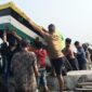 Nelayan saat bergotong royong mengevakuasi perahu yang rusak diterjang gelombang tinggi, Rabu 12 Agustus 2026 | Herdi/Media Prioritastv.com.
