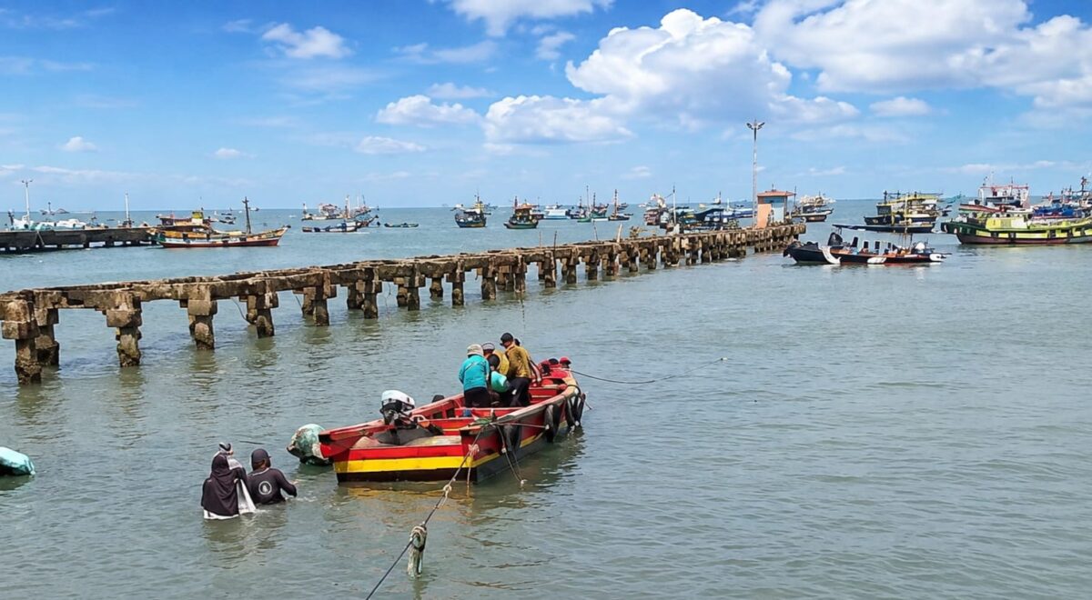 Para pekerja TKBM Pelabuhan Kota Agung Tanggamus saat memiindahkan barang dari kapal motor yang tertuda sejak kemarin, Rabu 12 Agustus 2026 | Herdi/Media Prioritastv.com.