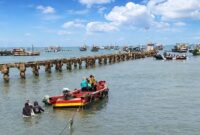 Para pekerja TKBM Pelabuhan Kota Agung Tanggamus saat memiindahkan barang dari kapal motor yang tertuda sejak kemarin, Rabu 12 Agustus 2026 | Herdi/Media Prioritastv.com.