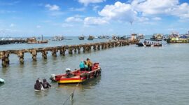 Para pekerja TKBM Pelabuhan Kota Agung Tanggamus saat memiindahkan barang dari kapal motor yang tertuda sejak kemarin, Rabu 12 Agustus 2026 | Herdi/Media Prioritastv.com.