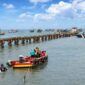 Para pekerja TKBM Pelabuhan Kota Agung Tanggamus saat memiindahkan barang dari kapal motor yang tertuda sejak kemarin, Rabu 12 Agustus 2026 | Herdi/Media Prioritastv.com.