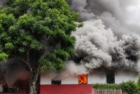 Kepulan asap yang terjadi usai pembakaran mess PT MSA di Anak Tuha, Lampung Tengah, Rabu 12 Agustus 2026 | ist/Media Prioritastv.com.