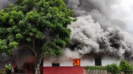 Kepulan asap yang terjadi usai pembakaran mess PT MSA di Anak Tuha, Lampung Tengah, Rabu 12 Agustus 2026 | ist/Media Prioritastv.com.