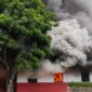 Kepulan asap yang terjadi usai pembakaran mess PT MSA di Anak Tuha, Lampung Tengah, Rabu 12 Agustus 2026 | ist/Media Prioritastv.com.