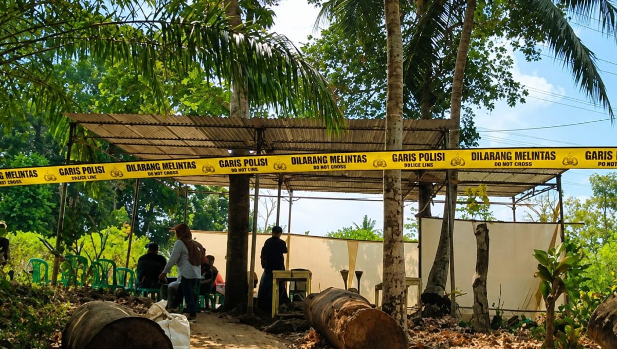 Suasana makam Sutrimo menjelang ekshumasi oleh Polisi di Desa Wlaha, Banyumas, Jawa Tengah |