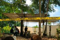 Suasana makam Sutrimo menjelang ekshumasi oleh Polisi di Desa Wlaha, Banyumas, Jawa Tengah |