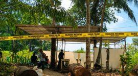 Suasana makam Sutrimo menjelang ekshumasi oleh Polisi di Desa Wlaha, Banyumas, Jawa Tengah |