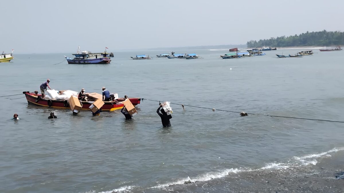 Para pekerja TKBM saat memuat barang menuju kapal penyebrangan di Pelabuhan Kota Agung, Tanggamus, Kamis 13 Agustus 2026 | Herdi/Media Prioritastv.com.